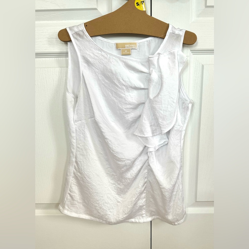 Sleeveless white top Crinkle fabric with front flounce Michael Kors size 2